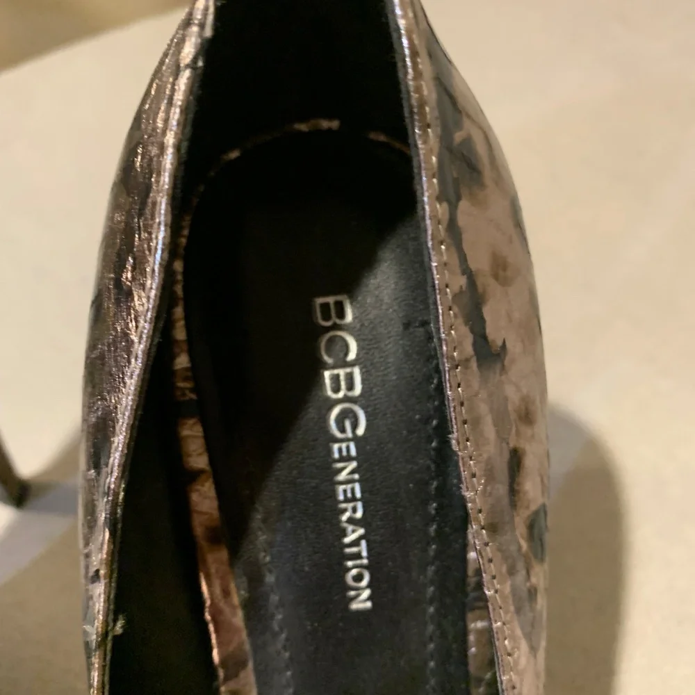 BCBG Generation Taupe/Black Snakeprint Leather Platform Pumps sz 8.5
